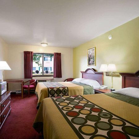 Super 8 By Wyndham Eau Claire Wi Hotel Bagian luar foto