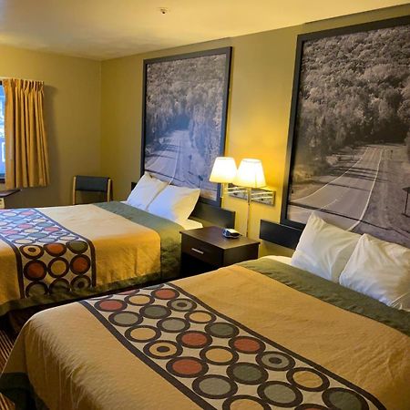 Super 8 By Wyndham Eau Claire Wi Hotel Bagian luar foto