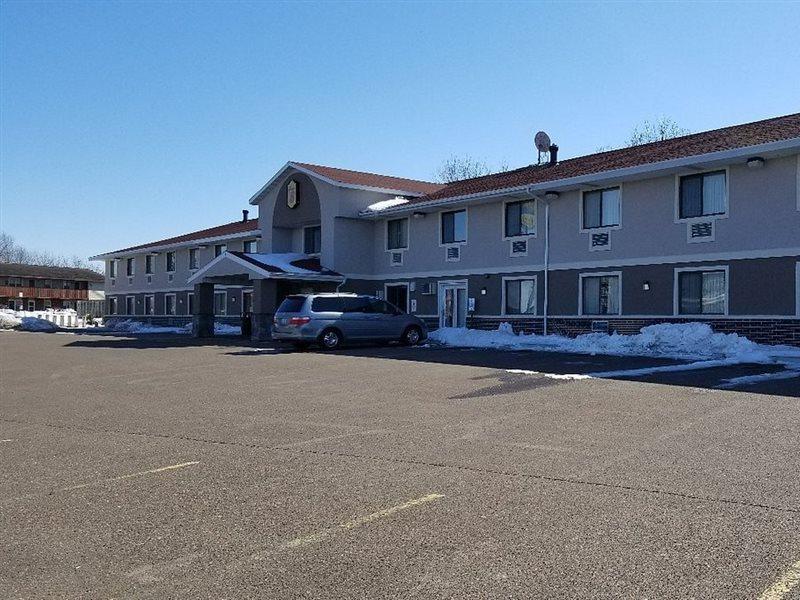 Super 8 By Wyndham Eau Claire Wi Hotel Bagian luar foto