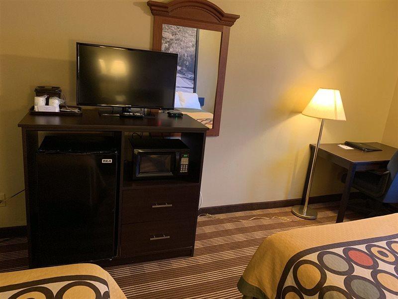 Super 8 By Wyndham Eau Claire Wi Hotel Bagian luar foto