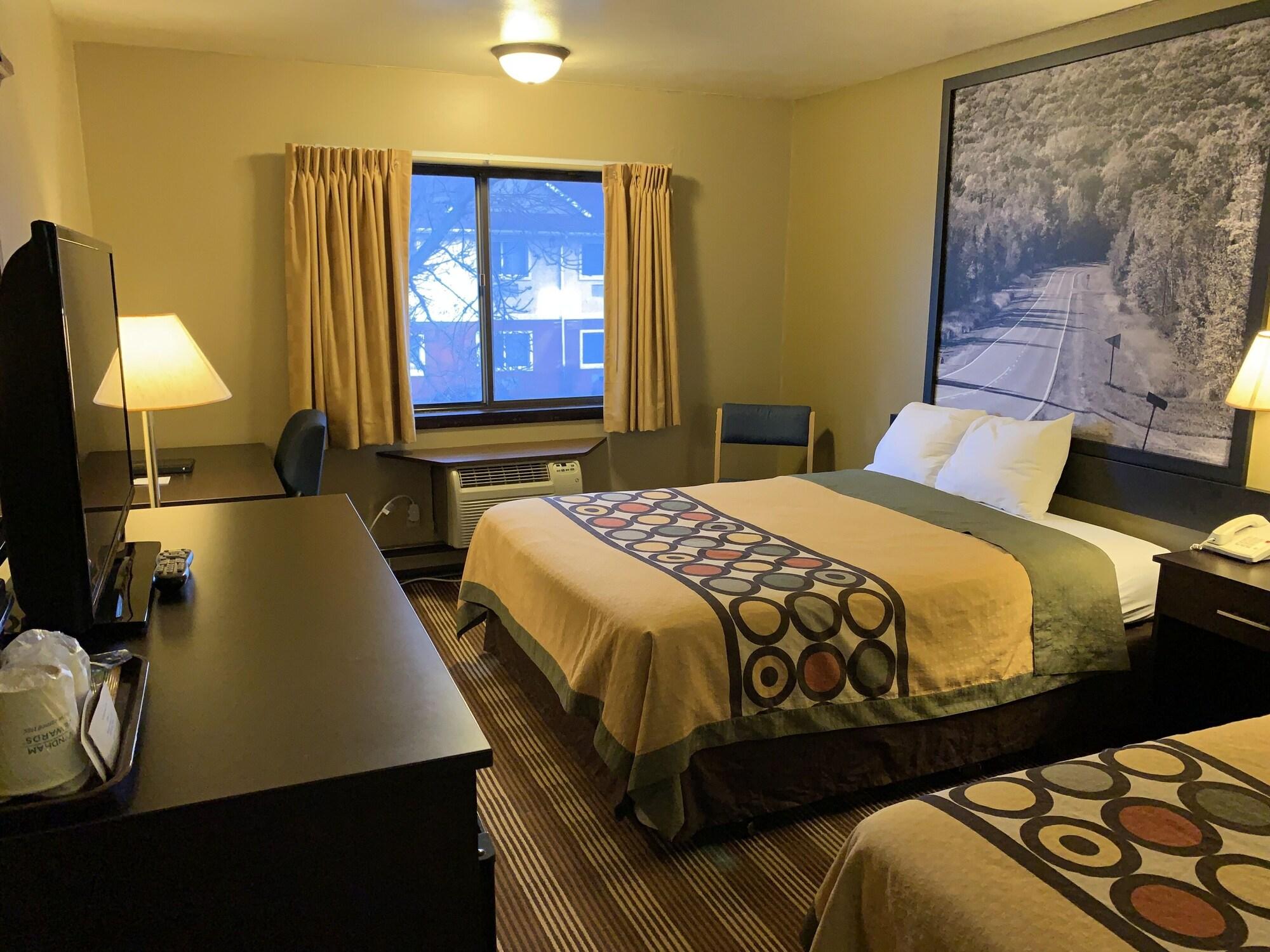 Super 8 By Wyndham Eau Claire Wi Hotel Bagian luar foto