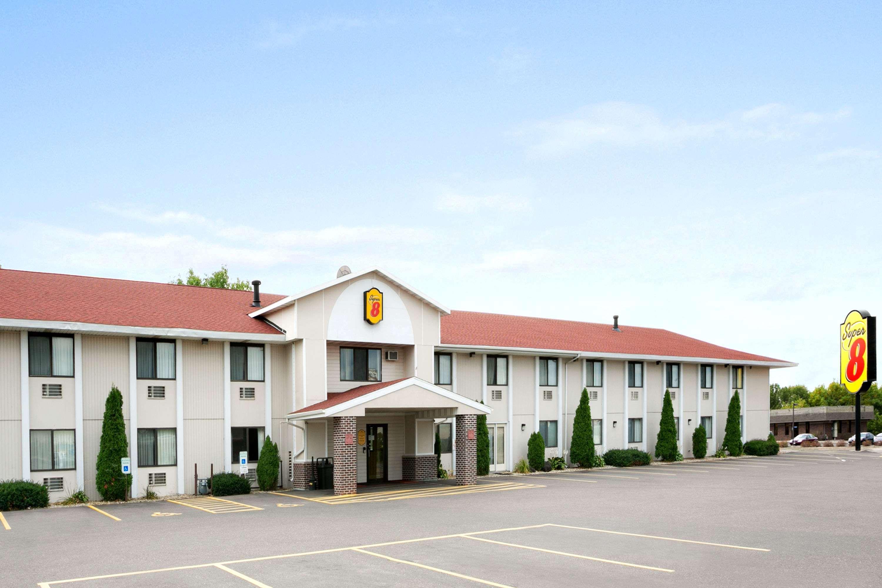 Super 8 By Wyndham Eau Claire Wi Hotel Bagian luar foto