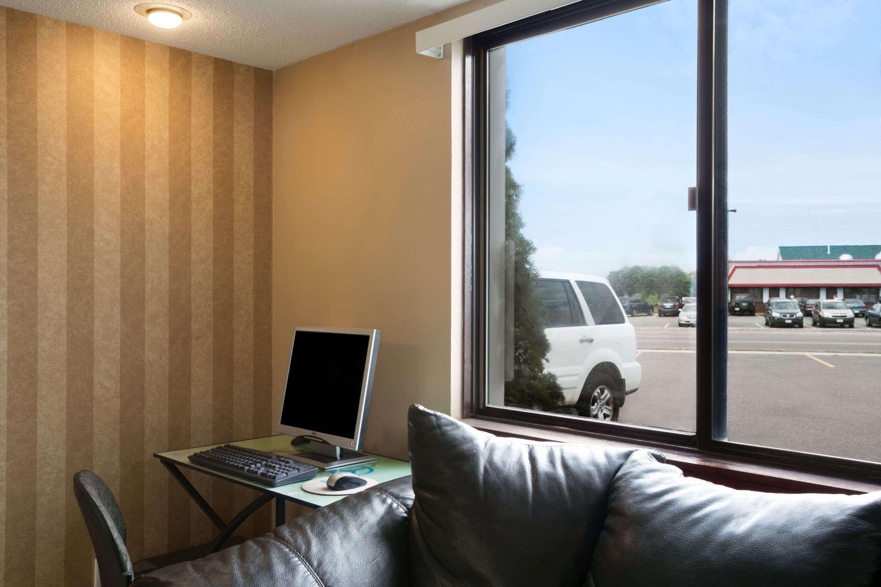 Super 8 By Wyndham Eau Claire Wi Hotel Bagian luar foto