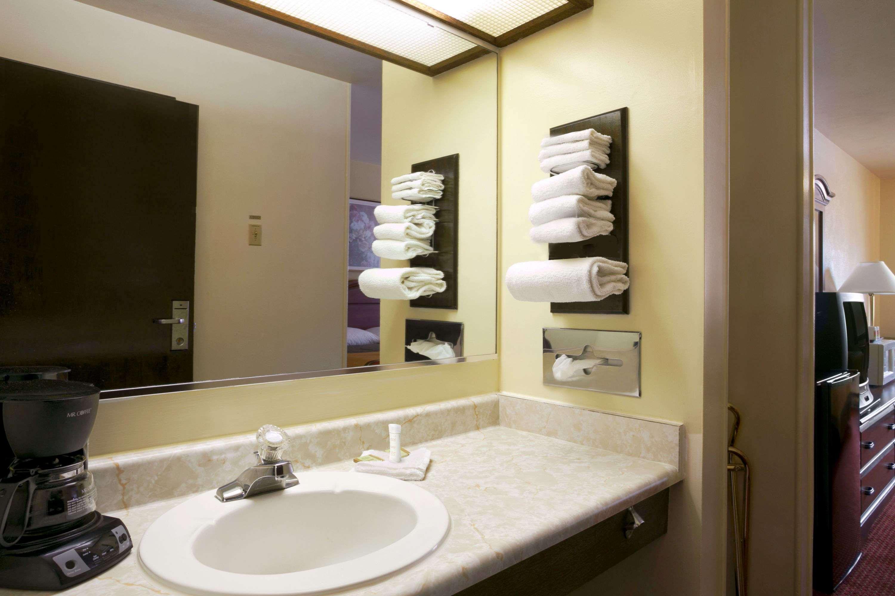 Super 8 By Wyndham Eau Claire Wi Hotel Bagian luar foto