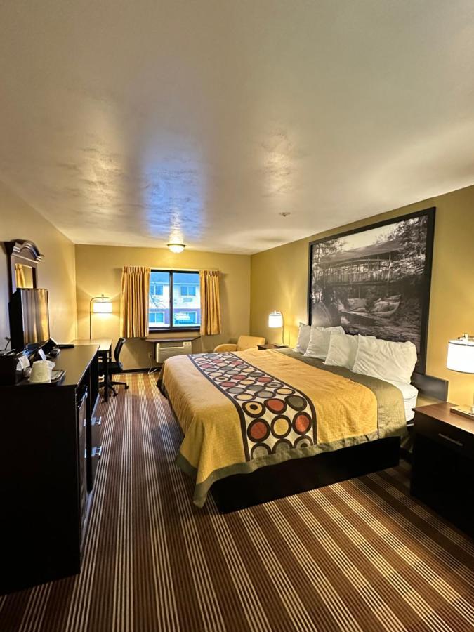 Super 8 By Wyndham Eau Claire Wi Hotel Bagian luar foto