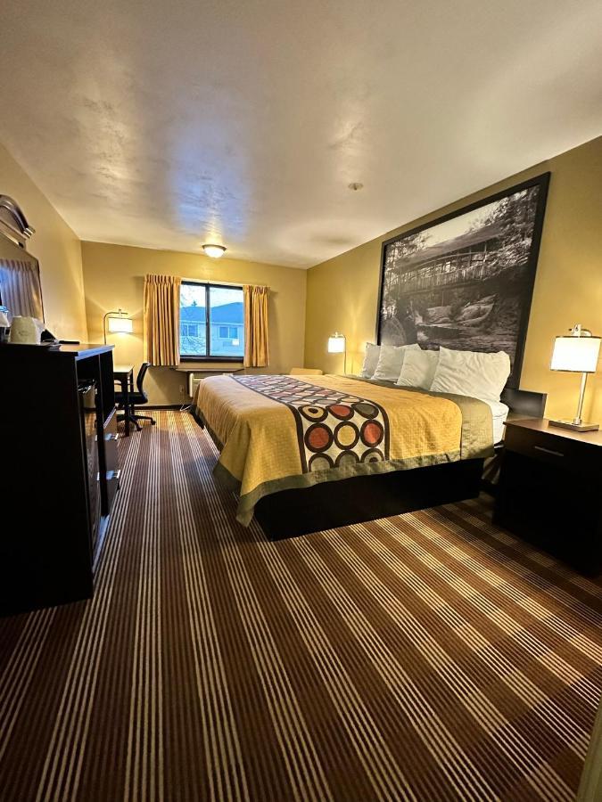 Super 8 By Wyndham Eau Claire Wi Hotel Bagian luar foto
