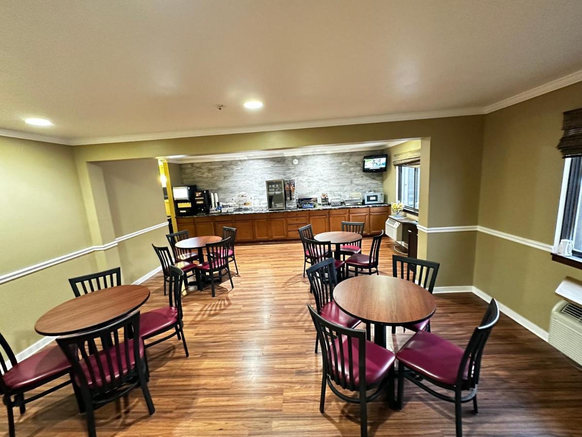 Super 8 By Wyndham Eau Claire Wi Hotel Bagian luar foto