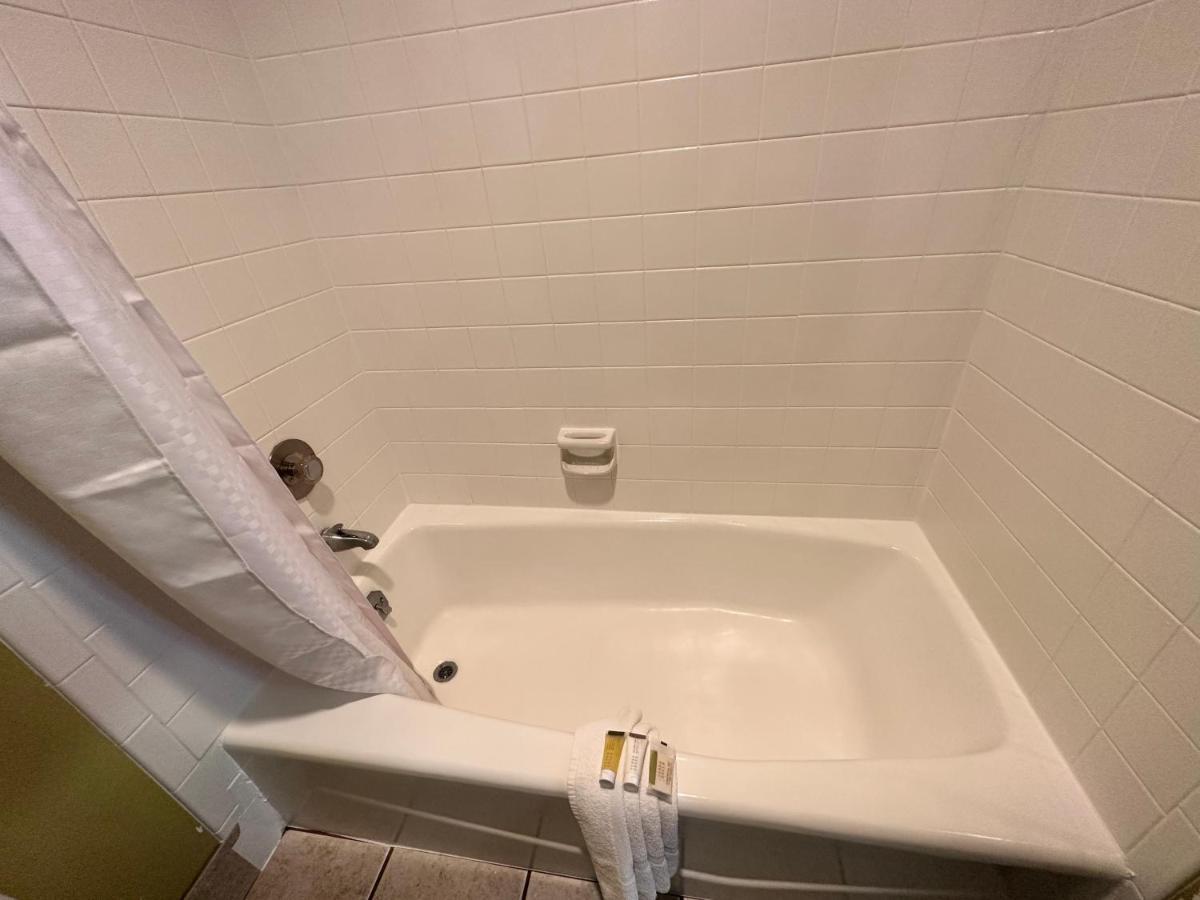 Super 8 By Wyndham Eau Claire Wi Hotel Bagian luar foto
