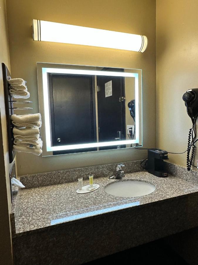 Super 8 By Wyndham Eau Claire Wi Hotel Bagian luar foto