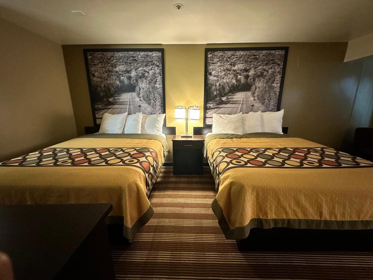Super 8 By Wyndham Eau Claire Wi Hotel Bagian luar foto