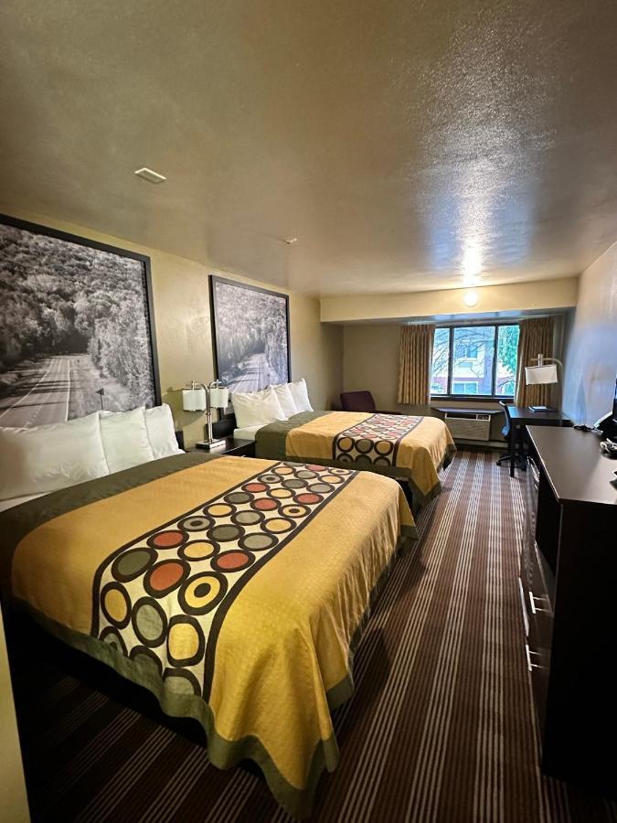 Super 8 By Wyndham Eau Claire Wi Hotel Bagian luar foto