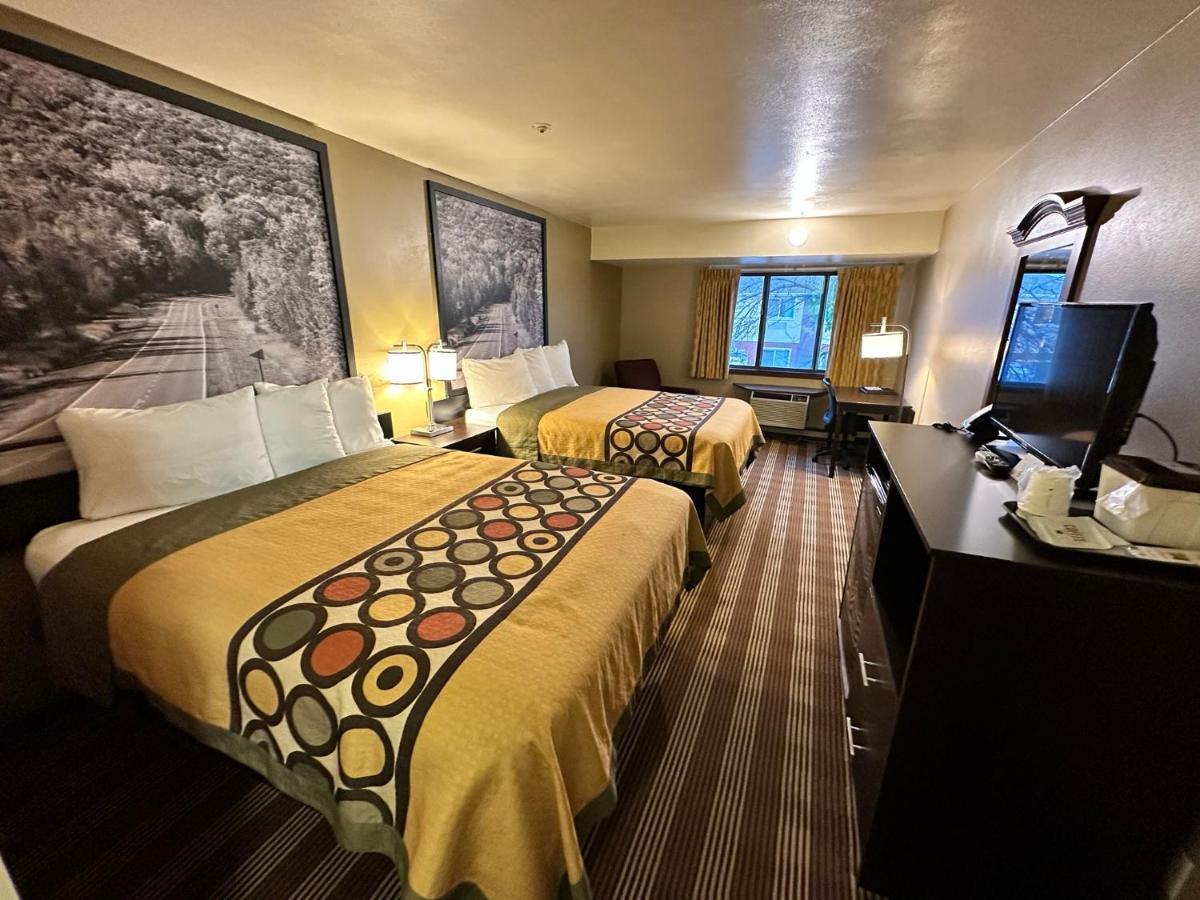 Super 8 By Wyndham Eau Claire Wi Hotel Bagian luar foto