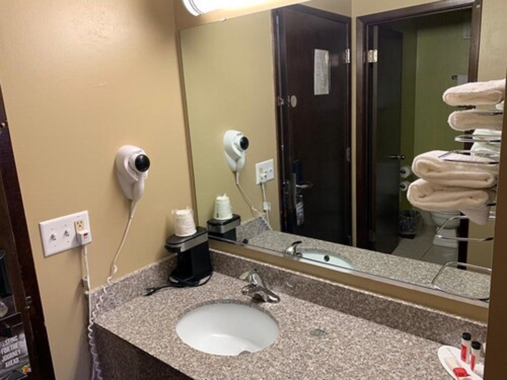 Super 8 By Wyndham Eau Claire Wi Hotel Bagian luar foto