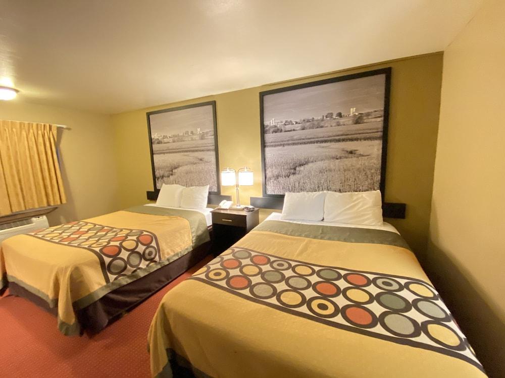 Super 8 By Wyndham Eau Claire Wi Hotel Bagian luar foto