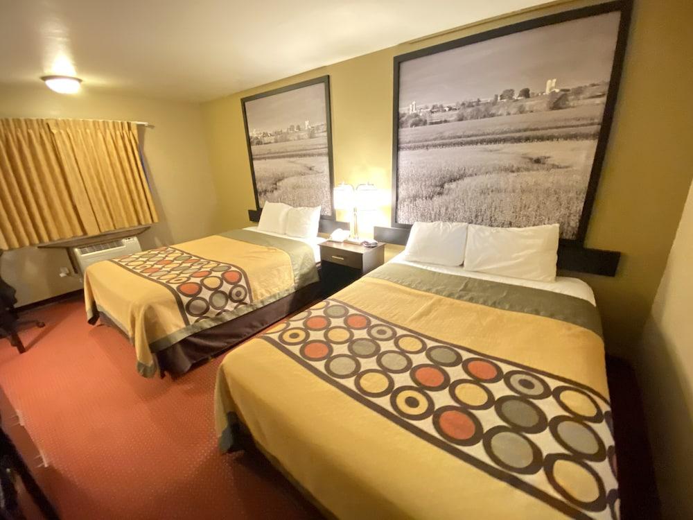Super 8 By Wyndham Eau Claire Wi Hotel Bagian luar foto