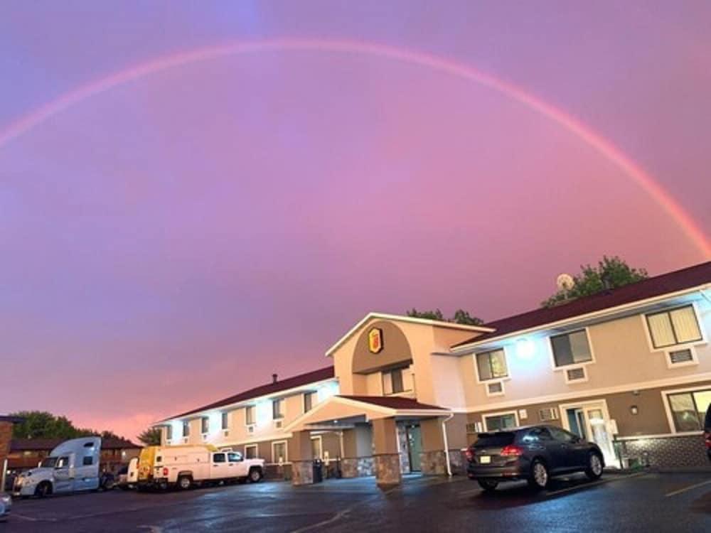 Super 8 By Wyndham Eau Claire Wi Hotel Bagian luar foto