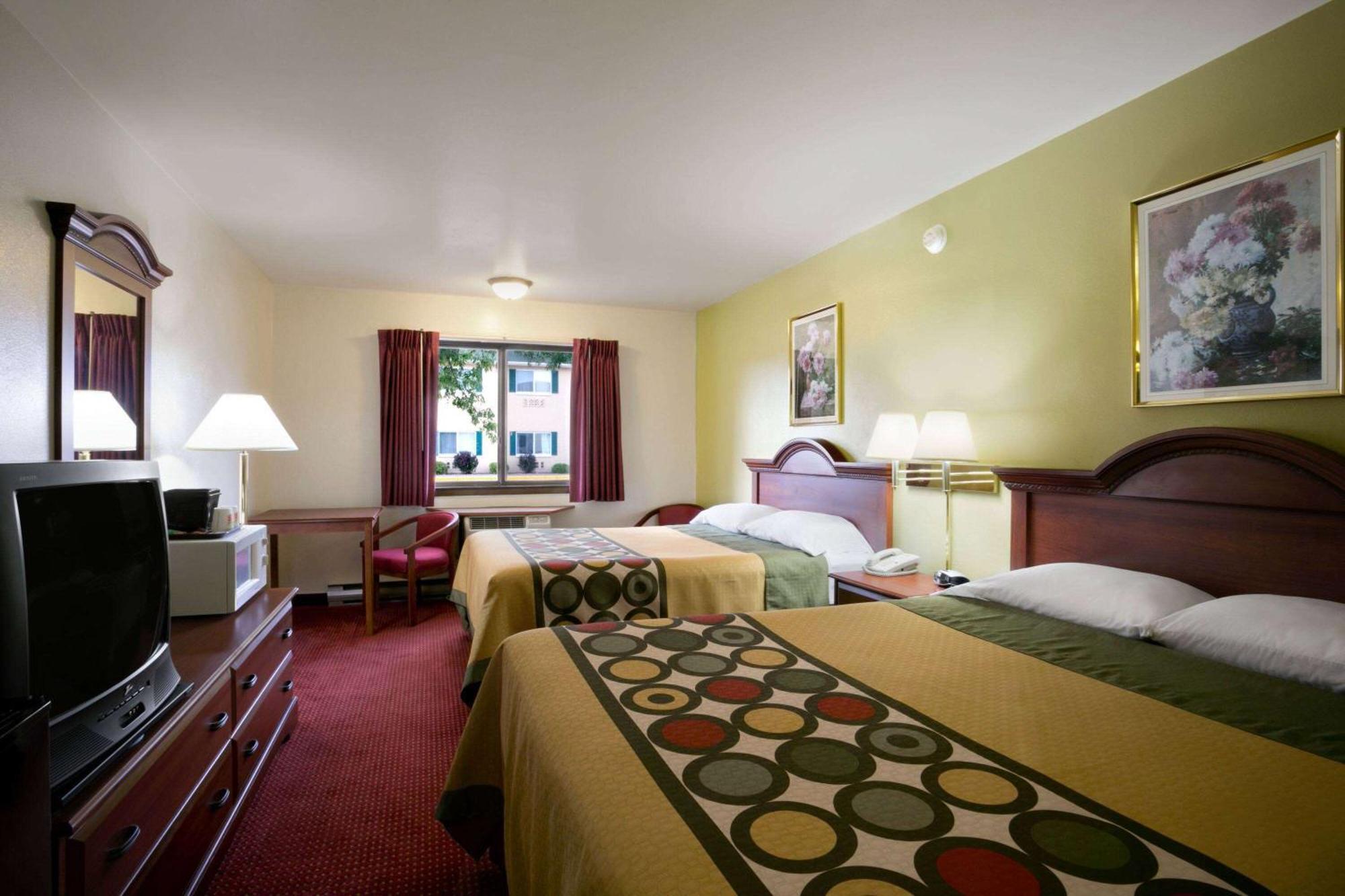 Super 8 By Wyndham Eau Claire Wi Hotel Bagian luar foto