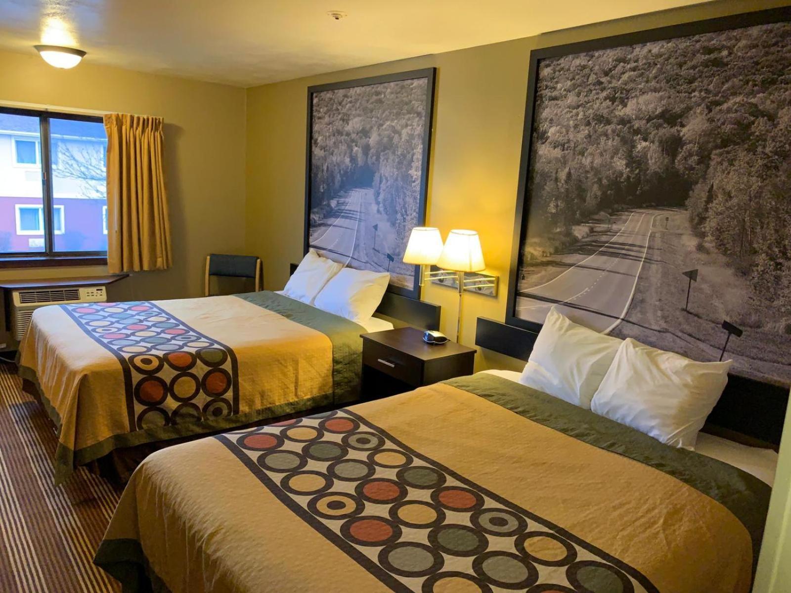 Super 8 By Wyndham Eau Claire Wi Hotel Bagian luar foto