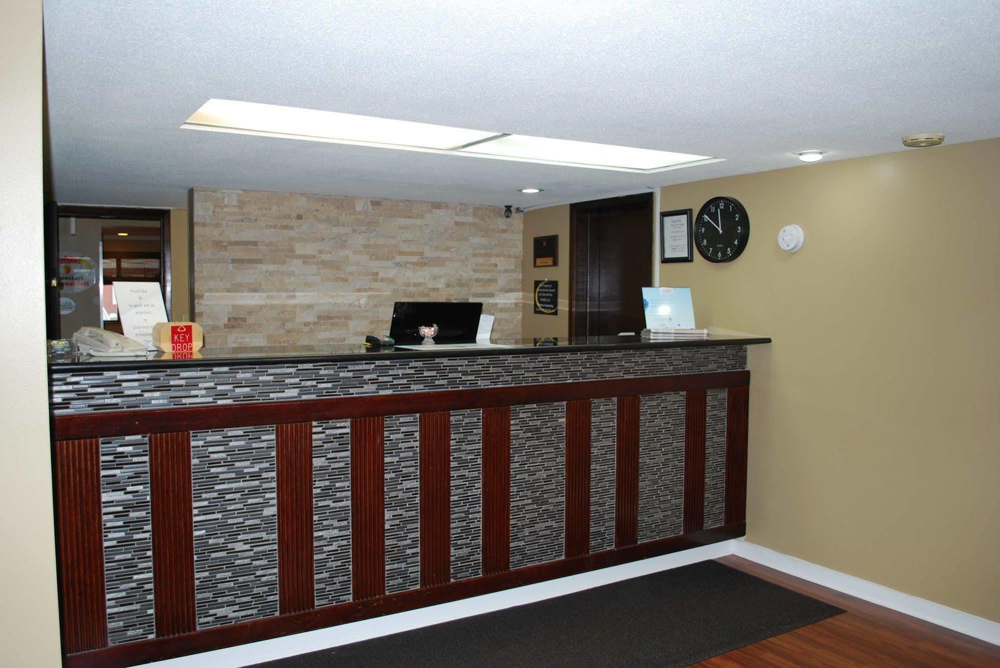 Super 8 By Wyndham Eau Claire Wi Hotel Bagian luar foto