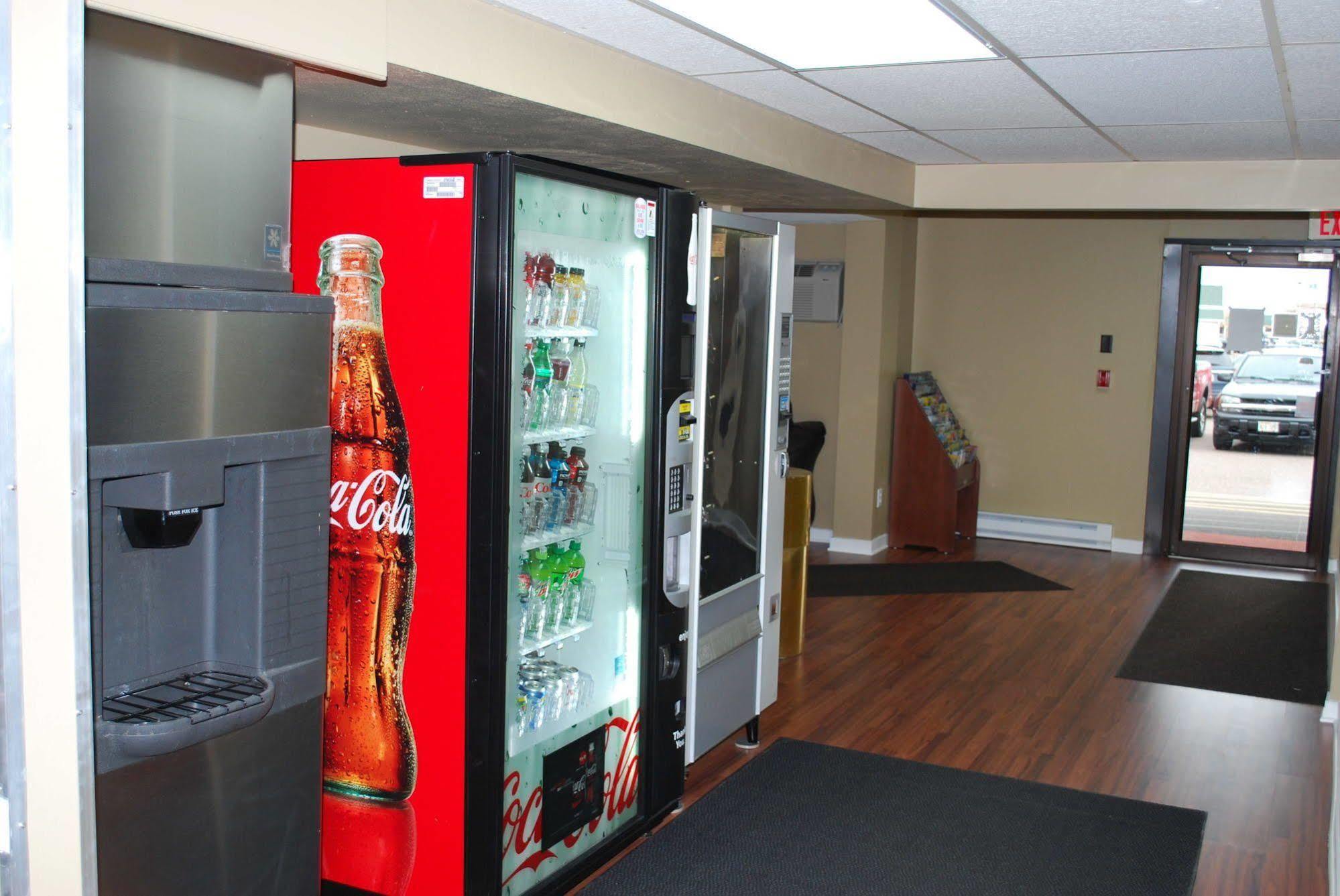 Super 8 By Wyndham Eau Claire Wi Hotel Bagian luar foto