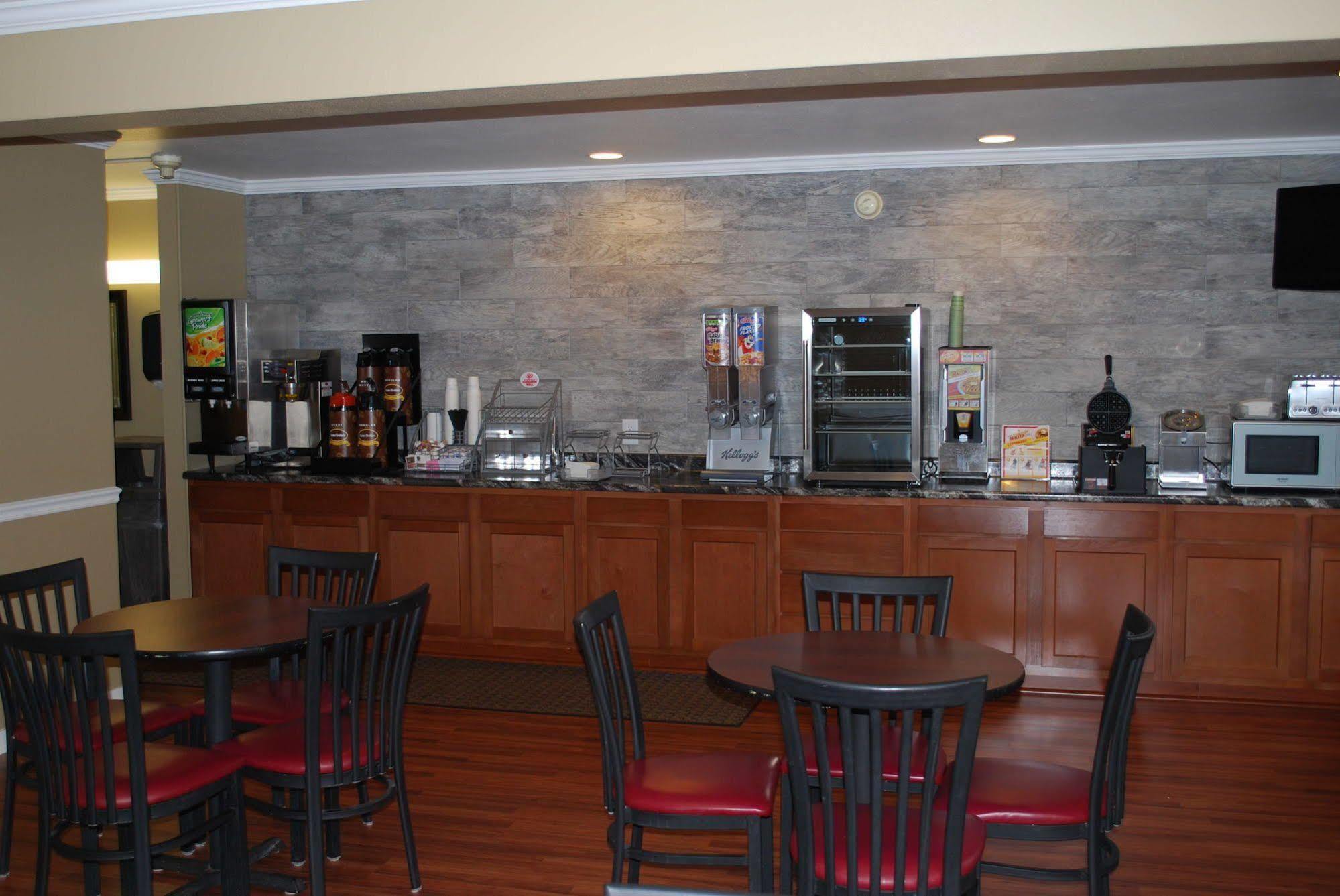 Super 8 By Wyndham Eau Claire Wi Hotel Bagian luar foto