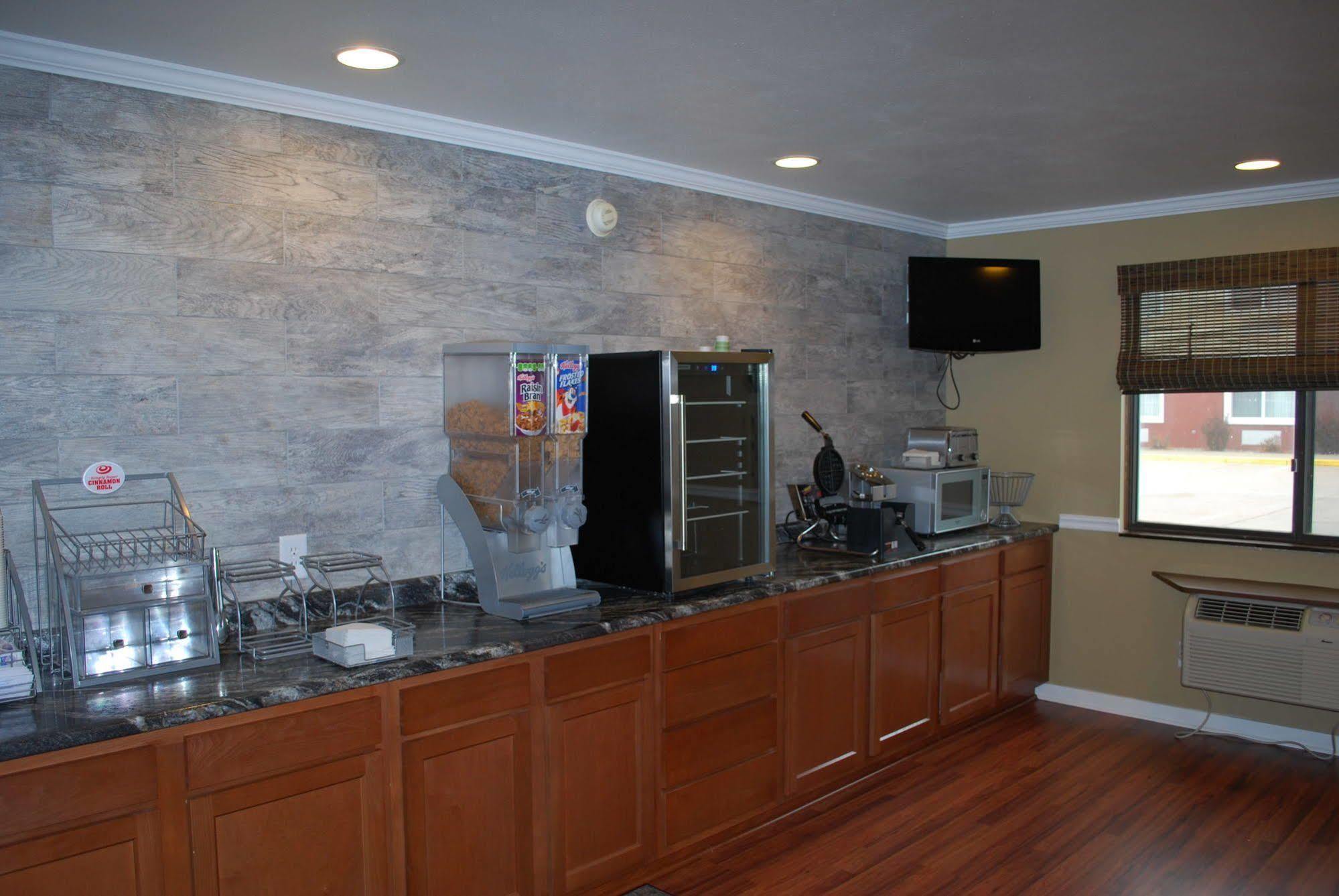 Super 8 By Wyndham Eau Claire Wi Hotel Bagian luar foto
