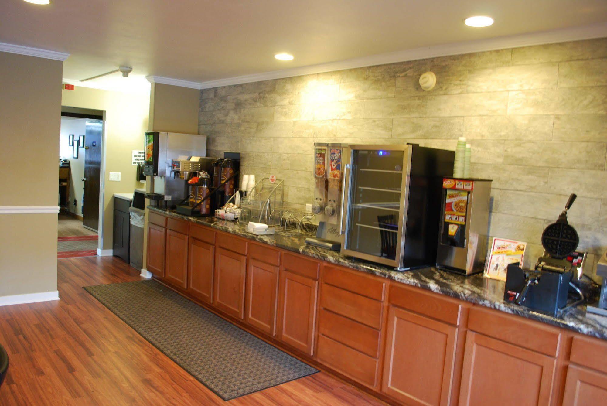 Super 8 By Wyndham Eau Claire Wi Hotel Bagian luar foto