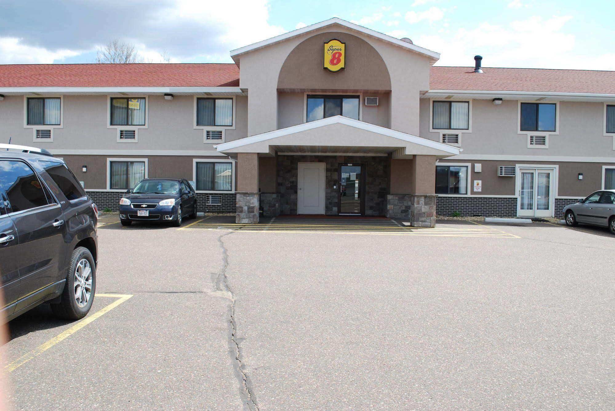 Super 8 By Wyndham Eau Claire Wi Hotel Bagian luar foto