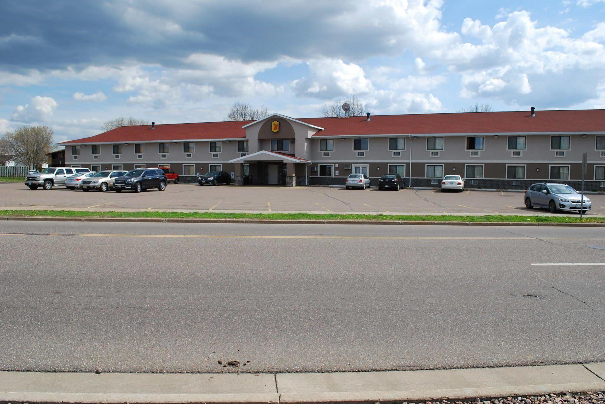 Super 8 By Wyndham Eau Claire Wi Hotel Bagian luar foto