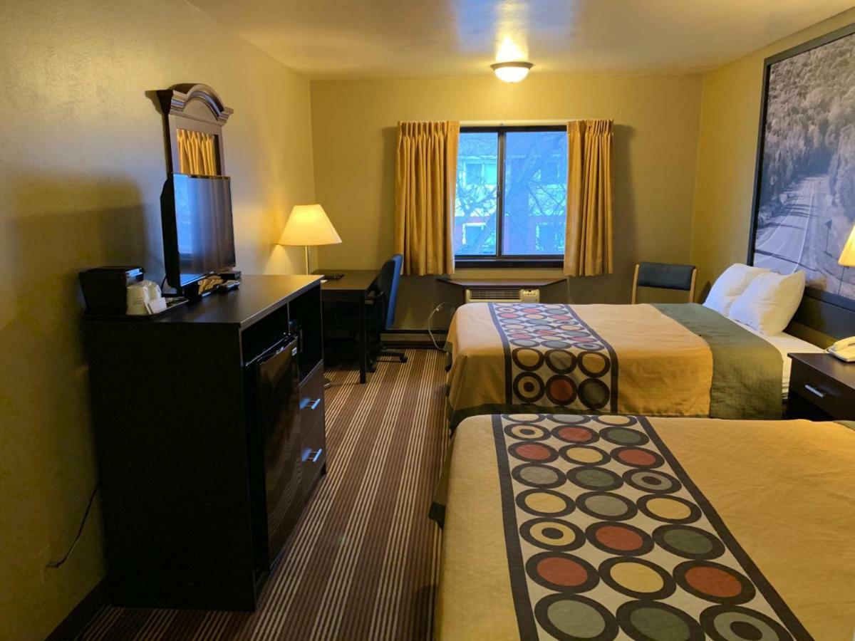 Super 8 By Wyndham Eau Claire Wi Hotel Bagian luar foto