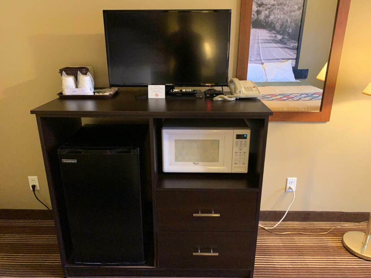 Super 8 By Wyndham Eau Claire Wi Hotel Bagian luar foto