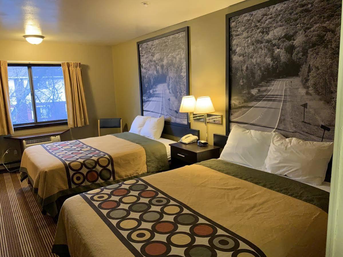 Super 8 By Wyndham Eau Claire Wi Hotel Bagian luar foto